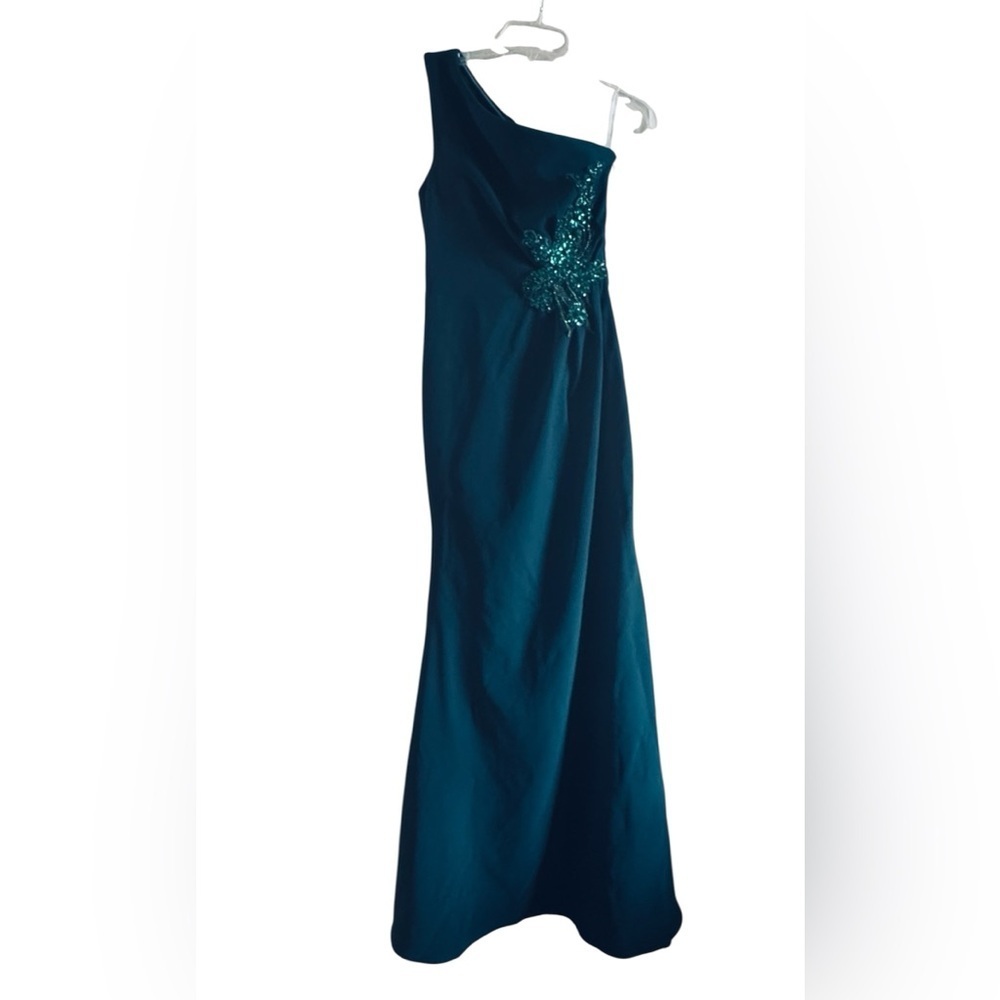 Club L London One-Shoulder Dress – Size 8
Elegant emerald green